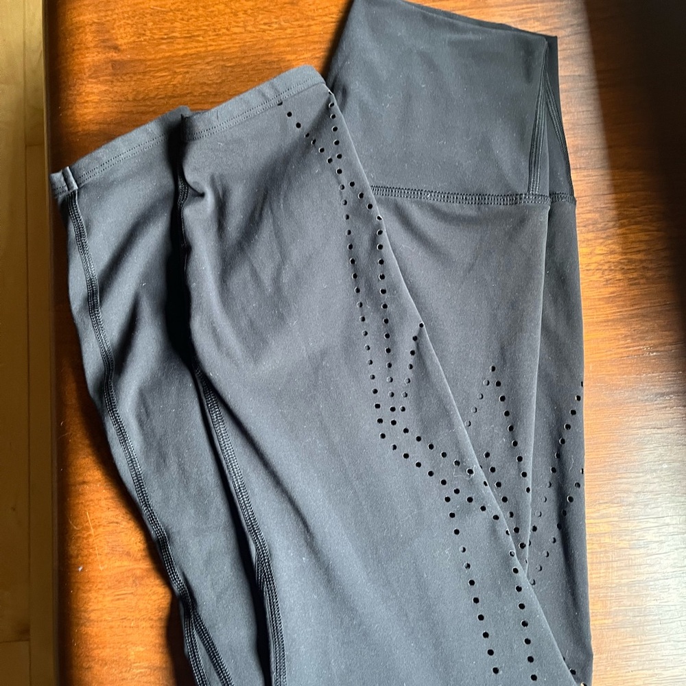 Lorna Jane Black Perforated Leggings Cropped VGUC Sz M
